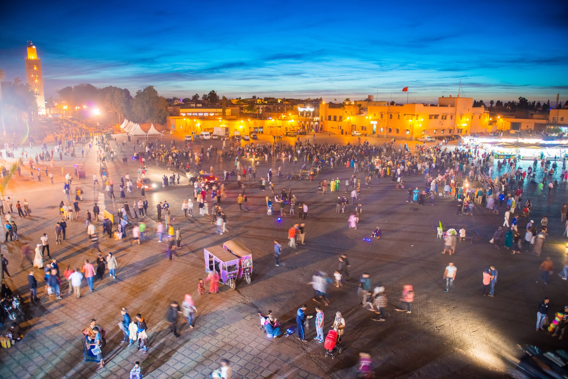 Vue de nuit de la place Jemaa El Fna, avec la mosquée de la Koutoubia, Marrakech, Maroc